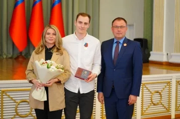 Фото: Илья Середюк вручил областные награды игрокам ХК «Кузбасс» 2