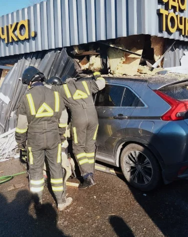 Во Владивостоке автомобиль врезался в кафе: 1 человек погиб и 4 пострадали