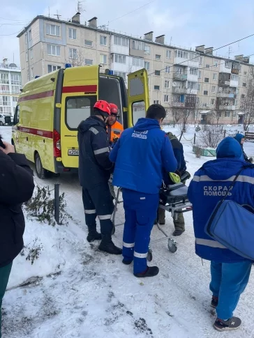 Фото: В Кузбассе спасатели вошли в квартиру через окно, чтобы помочь больной женщине 2