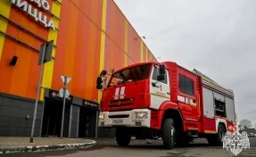 Пожарные приехали на ненастоящий вызов к ТЦ в Новокузнецке