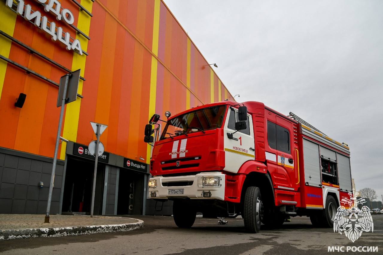 Пожарные приехали на ненастоящий вызов к ТЦ в Новокузнецке