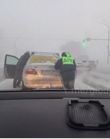 В 40-градусный мороз в Кемерове полицейские помогли водителю заглохшей машины
