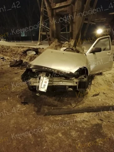 Фото: В Кемерове машина оказалась разбита всмятку после ДТП: есть погибший 1