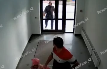 Фото: Соцсети: в Кемерове мужчина с ножом нападает на прохожих 1