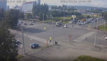 Фото: Момент тройного ДТП в Кемерове на пересечении Ленина и улицы Терешковой попал на видео 1