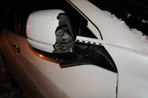 В Красноярском крае пьяный дебошир разбил скамейкой и урной шесть чужих машин