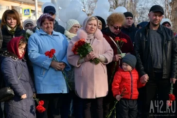 Фото: Кемеровчане почтили память погибших в пожаре в «Зимней вишне» 3