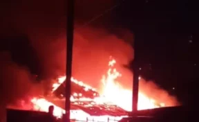 В Анжеро-Судженске серьёзный пожар в частном доме попал на видео