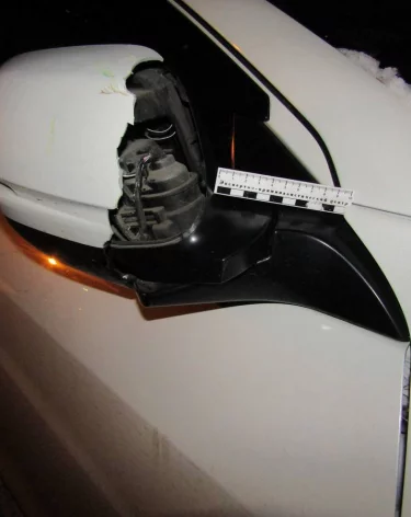 В Красноярском крае пьяный дебошир разбил скамейкой и урной шесть чужих машин