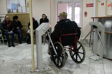 Фото: Пациенты «заминированной» кемеровской больницы возвращаются из гимназии в медучреждение 1
