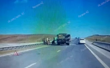 Фото: Последствия ДТП с грузовиком и трактором на кузбасской трассе сняли на видео 1