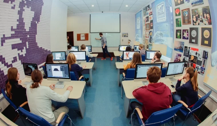 Фото: Сменить профессию за нерабочие дни: бесплатные IT-курсы в «Компьютерной Академии ШАГ» 1