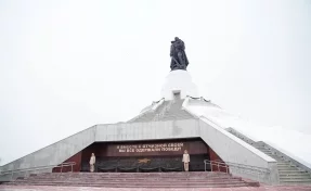 В Кемерове у памятника Воину-освободителю установили почётный караул. Его будут нести 15 человек