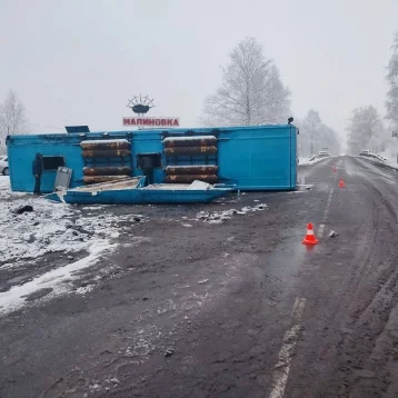 Фото: СК возбудил уголовное дело после ДТП с перевернувшимся автобусом с 11 пострадавшими в Кузбассе 1