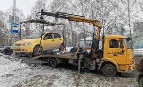 В Кемерове прошёл рейд по парковкам: машины нарушителей увезли на эвакуаторе