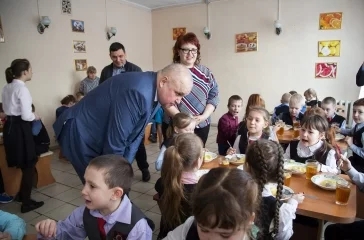 Фото: «Здесь кормят, как дома»: Сергей Цивилёв посетил школьную столовую в Новокузнецке 3