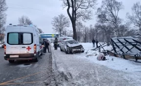 Автомобиль протаранил автобусную остановку на Сахалине, есть погибшие