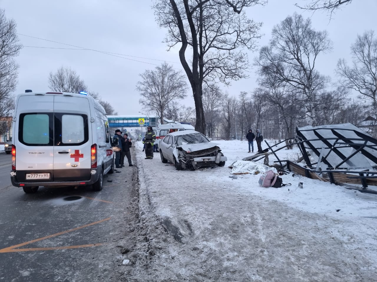 РИА Новости: две женщины погибли при наезде автомобиля на остановку на Сахалине