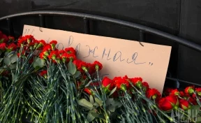 Кемеровчане несут цветы к мемориалу в память о погибших шахтёрах «Листвяжной»