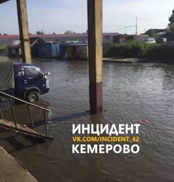 Фото: В районе кемеровского рынка «Сотка» образовался потоп 1