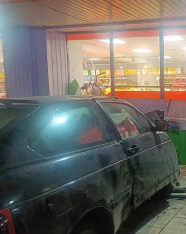 В Свердловской области водитель насмерть сбил 2 девочек и въехал в магазин