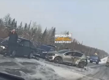 Фото: Разбились три авто: ДТП на трассе Кемерово — Анжеро-Судженск попало на видео 1