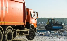 В Кузбассе грузовик выкинул мусор посреди дороги из-за возгорания