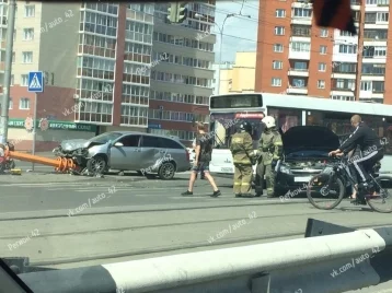 Фото: В Кемерове автомобиль после ДТП снёс светофор  1
