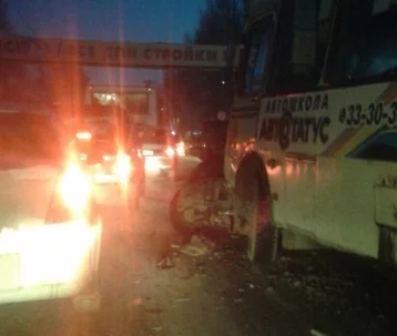 Фото: На проспекте Кузнецком в Кемерове серьёзно столкнулись ПАЗ и джип 1