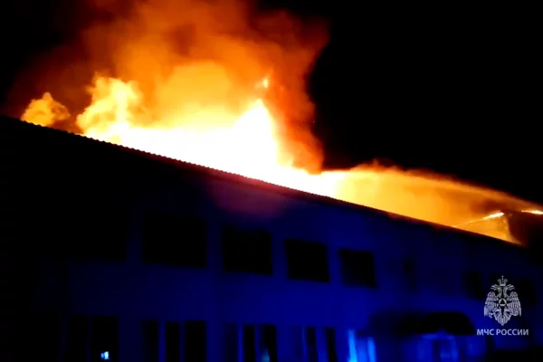 В Бурятии ночью загорелся склад в здании ТЦ на площади 6000 квадратных метров