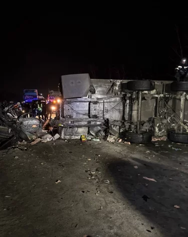 6 человек пострадали, 1 погиб в массовом ДТП с фурами на трассе Тюмень — Омск