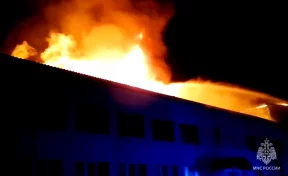 В Бурятии ночью загорелся склад в здании ТЦ на площади 6000 квадратных метров