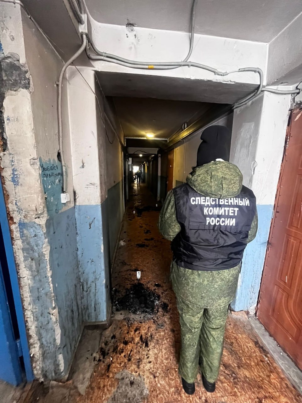 СК: на Сахалине пьяный подросток заживо сжёг бездомного в коридоре общежития