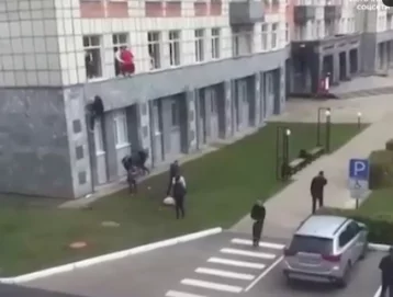Фото: В Сети появилось видео с прыгающими из окон студентами Пермского вуза 1