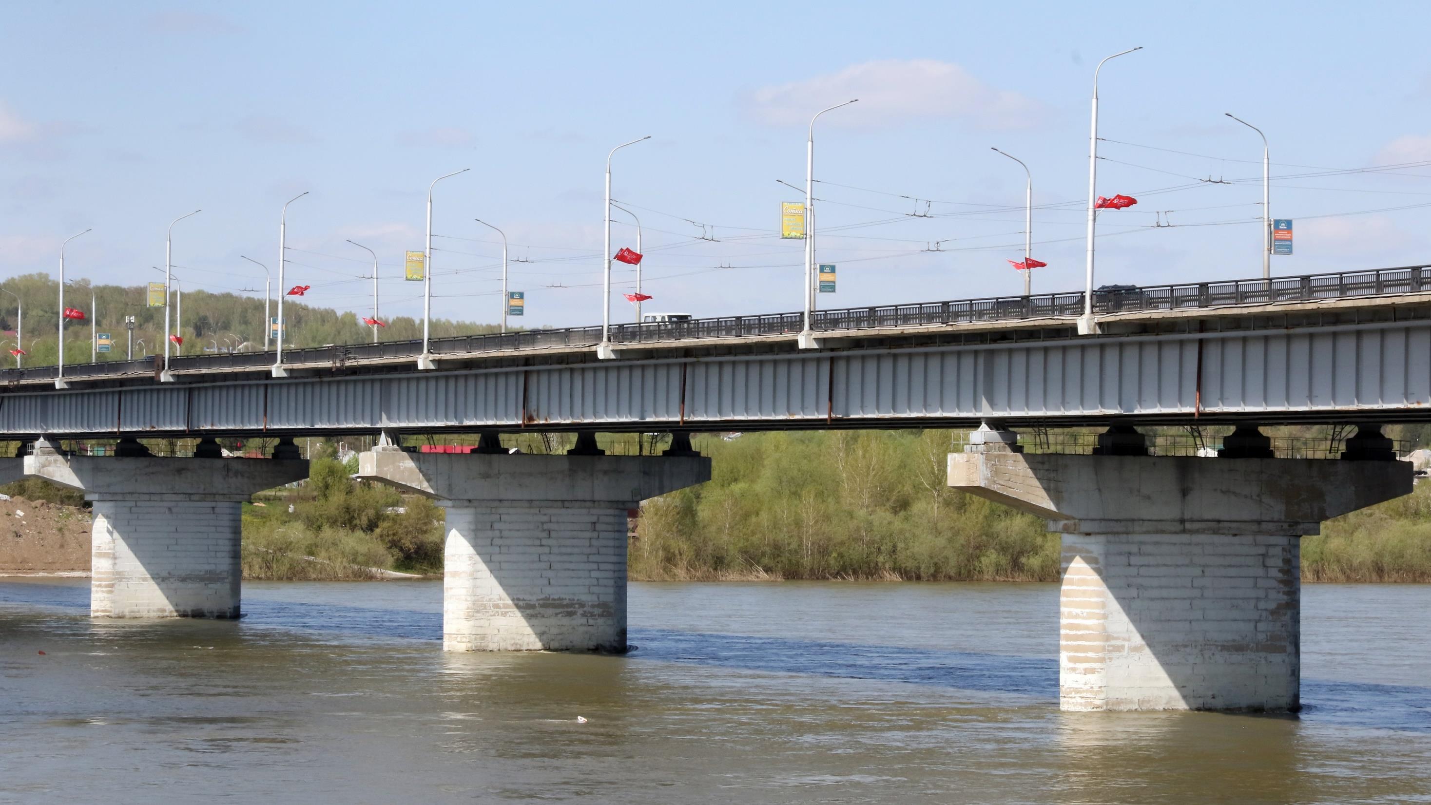 Четыре полосы закроют на полтора года, въехать по развязкам нельзя, зато пустят электричку: главное о перекрытии Кузбасского моста