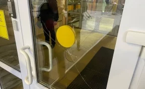В курскую школу ворвался подросток в балаклаве, разбил стекло входной двери и бросил сумку с ножами