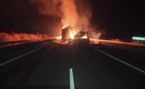 Участок трассы Кемерово — Новокузнецк временно перекрыли из-за ДТП и пожара в грузовике