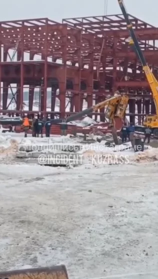 Фото: В Кемерове на стройке рухнул кран: момент ЧП попал на видео 3