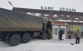 На трассе Новосибирск — Кемерово военный грузовик протаранил здание кафе