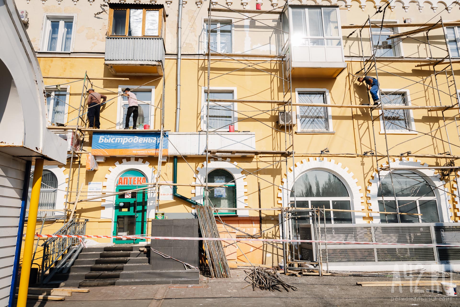 «Ненормальная ситуация»: кемеровчанина возмутили ветхие фасады в центре города