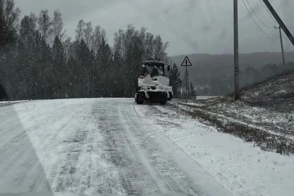 В Кузбассе пассажирам пришлось выталкивать автобус из сугроба: подрядчика оштрафовали на 1 млн рублей