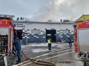 Фото: В Красноярске загорелась крыша склада пивоваренного завода Zelen 1