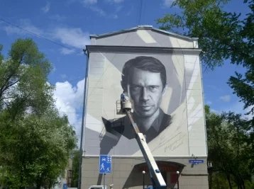 Фото: В Новокузнецке на фасаде дома появился 10-метровый портрет Владимира Машкова 1