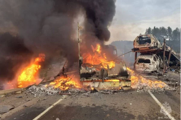 В Иркутской области в огненном ДТП с грузовиками погиб водитель автовоза