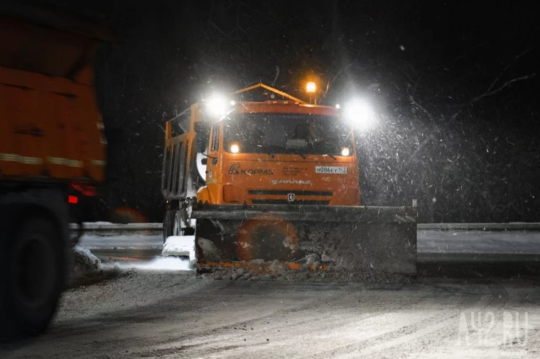 Фото: Город засыпает: как по ночам чистят улицы от снега 12