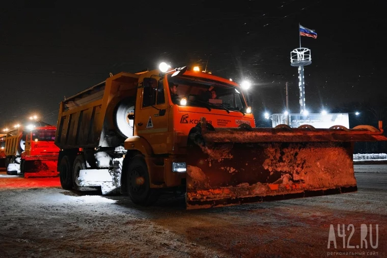 Фото: Город засыпает: как по ночам чистят улицы от снега 13