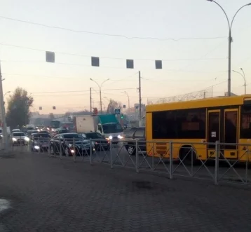 Фото: ДТП напротив вокзала в Кемерове вызвало пробку 1