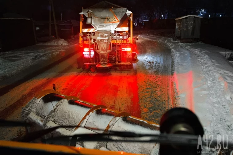 Фото: Город засыпает: как по ночам чистят улицы от снега 14