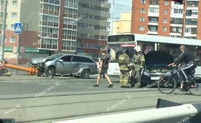 В Кемерове автомобиль после ДТП снёс светофор 