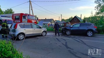 Фото: В Кемерове на шоссе Егорова образовалась пробка из-за столкнувшихся Toyota RAV4 и Nissan Note 1